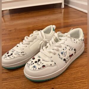 Disney Mickey Goofy Donald White & Green Vegan Leather Sneakers Women’s Size 8